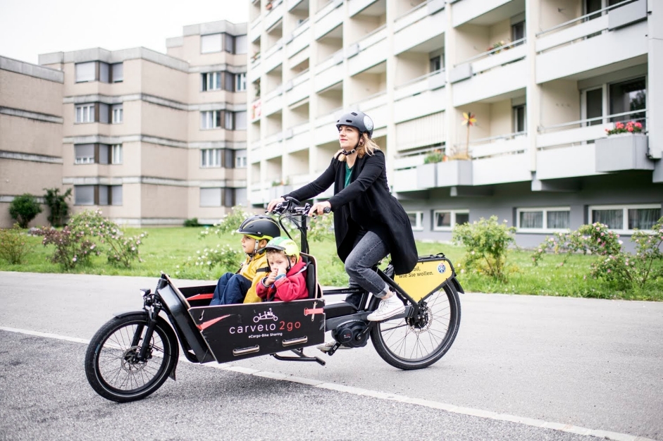 Mutter mit zwei Kindern auf dem carvelo to go